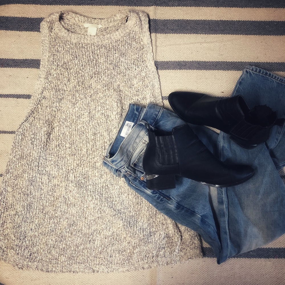 Knitted sleeveless loose fitting top